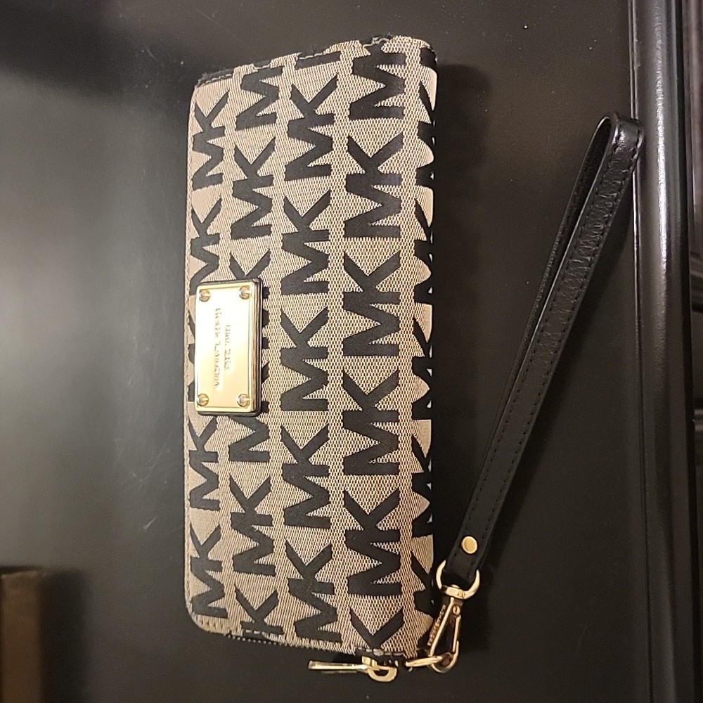 Michael Kors Wristlet Wallet